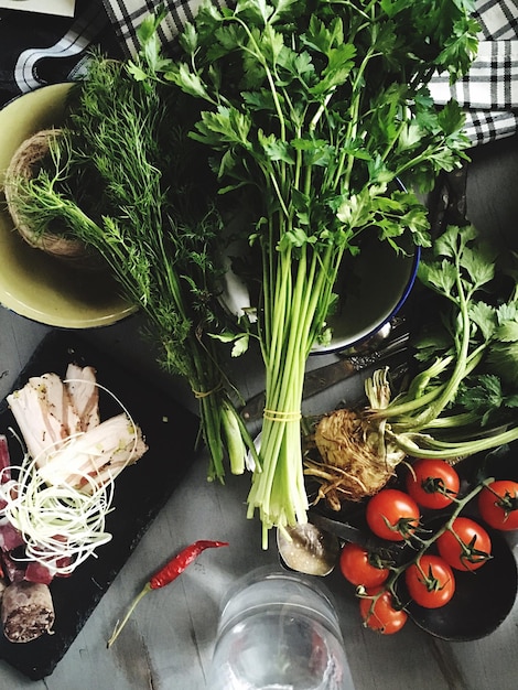 Składniki na blacie — zioła, warzywa