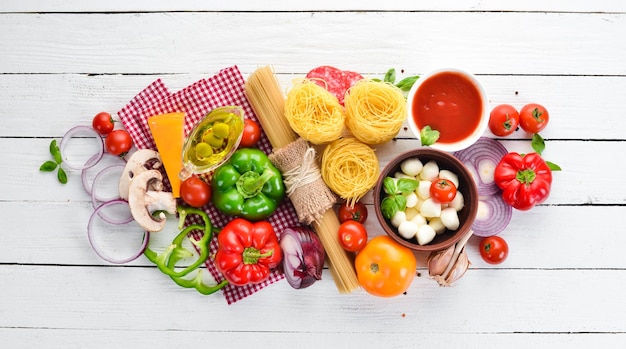 Kolacja na stole — talerze z kolorowym jedzeniem